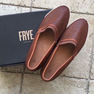 ✨NWT!✨ FRYE Melanie perf slip on 8.5